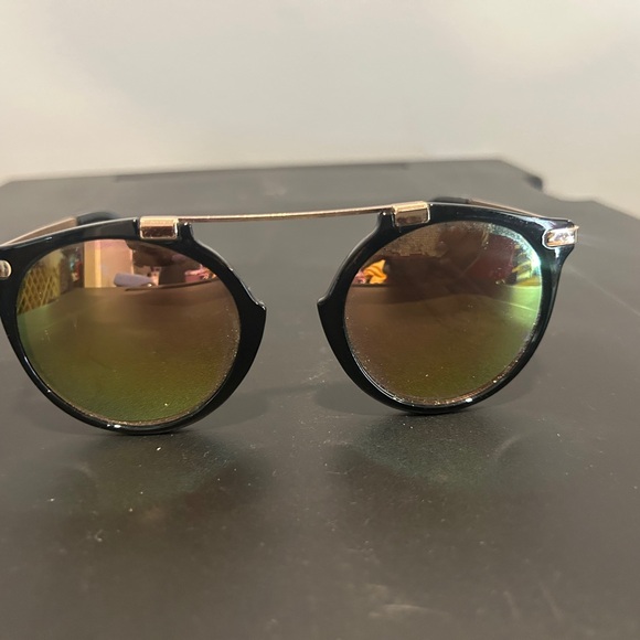 Black Round Sunglasses with Gold Bridge main image 11